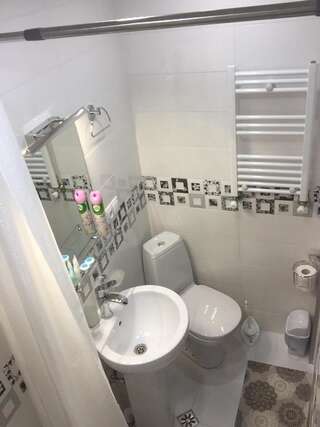 Гостевой дом Guest House Rafael Тбилиси Двухместный номер с 1 кроватью или 2 отдельными кроватями-17