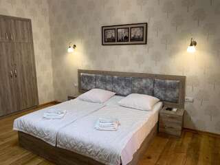 Гостевой дом Guest House Rafael Тбилиси Большой двухместный номер с 1 кроватью или 2 отдельными кроватями-5